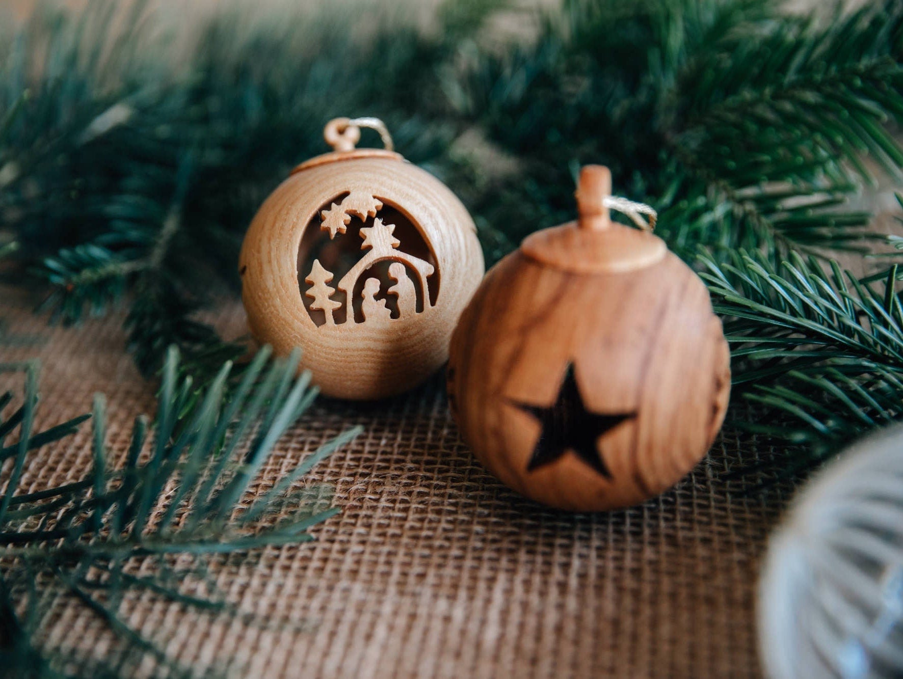 Weihnachtskugel aus Holz mit Motiv / Christbaumkugel mit Bild "Elch" oder "Krippe"