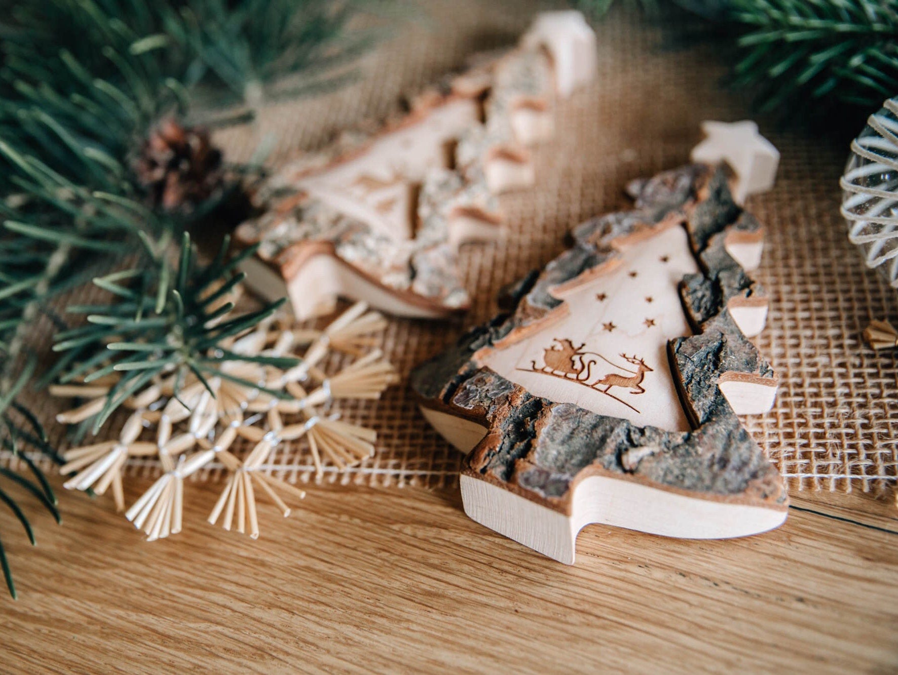 Weihnachtsbaum aus Holz mit Motiv Schlittenfahrt oder Hirsch / Winterdekoration Tischdeko