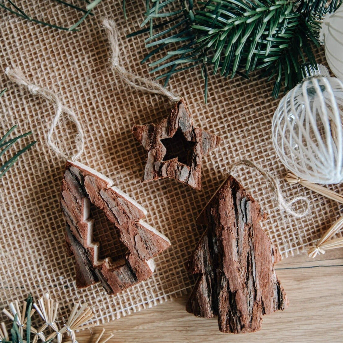 Weihnachtsanhänger mit Rinde / Christbaumanhänger "Tannenbaum" oder "Stern"