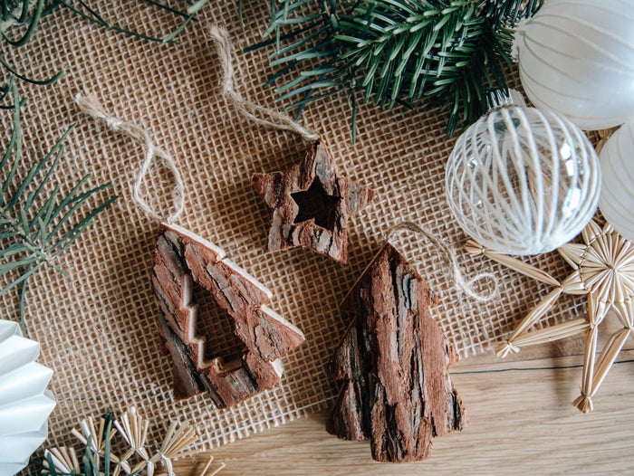 Weihnachtsanhänger mit Rinde / Christbaumanhänger "Tannenbaum" oder "Stern"