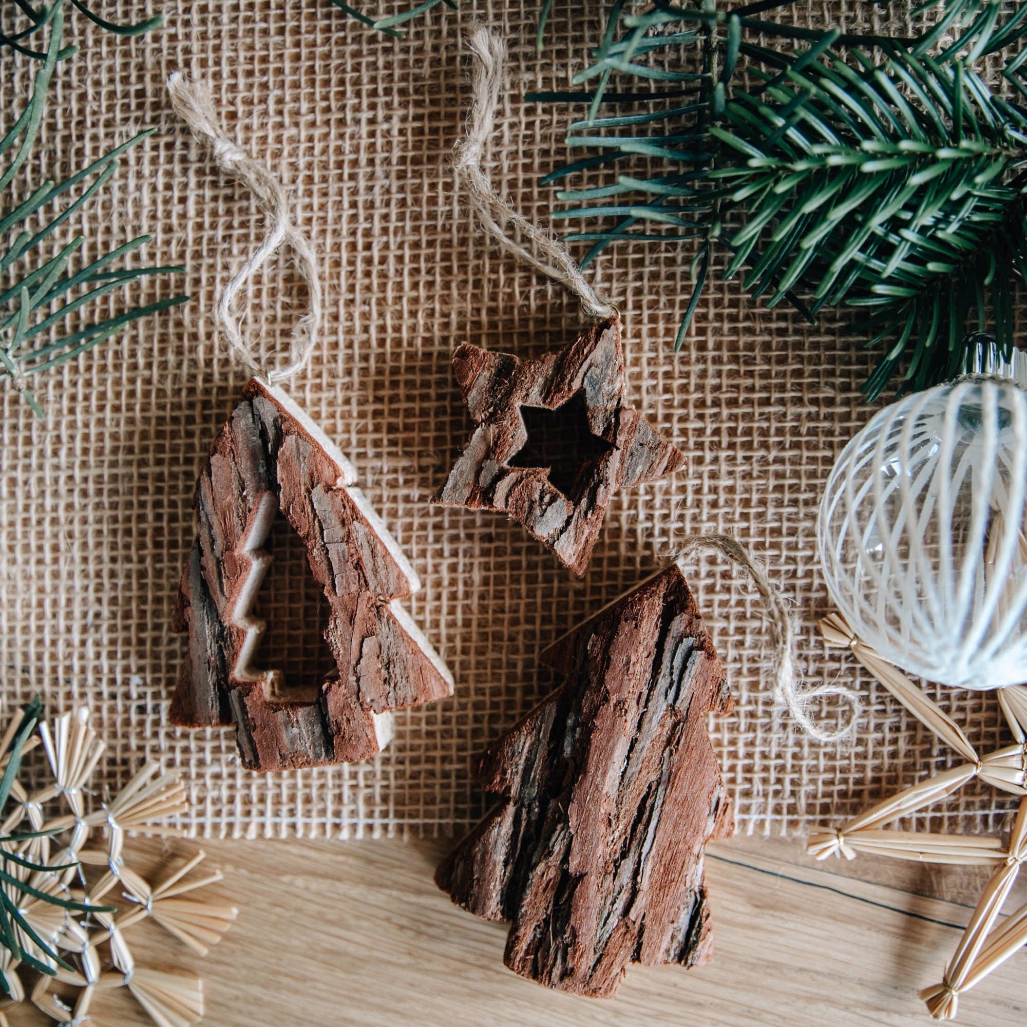 Weihnachtsanhänger mit Rinde / Christbaumanhänger "Tannenbaum" oder "Stern"