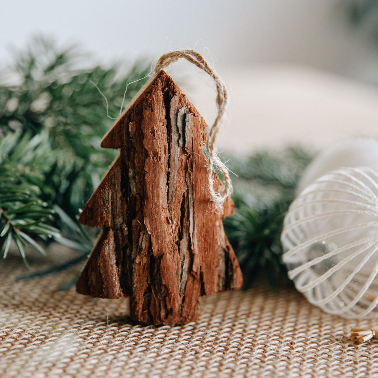 Weihnachtsanhänger mit Rinde / Christbaumanhänger "Tannenbaum" oder "Stern"