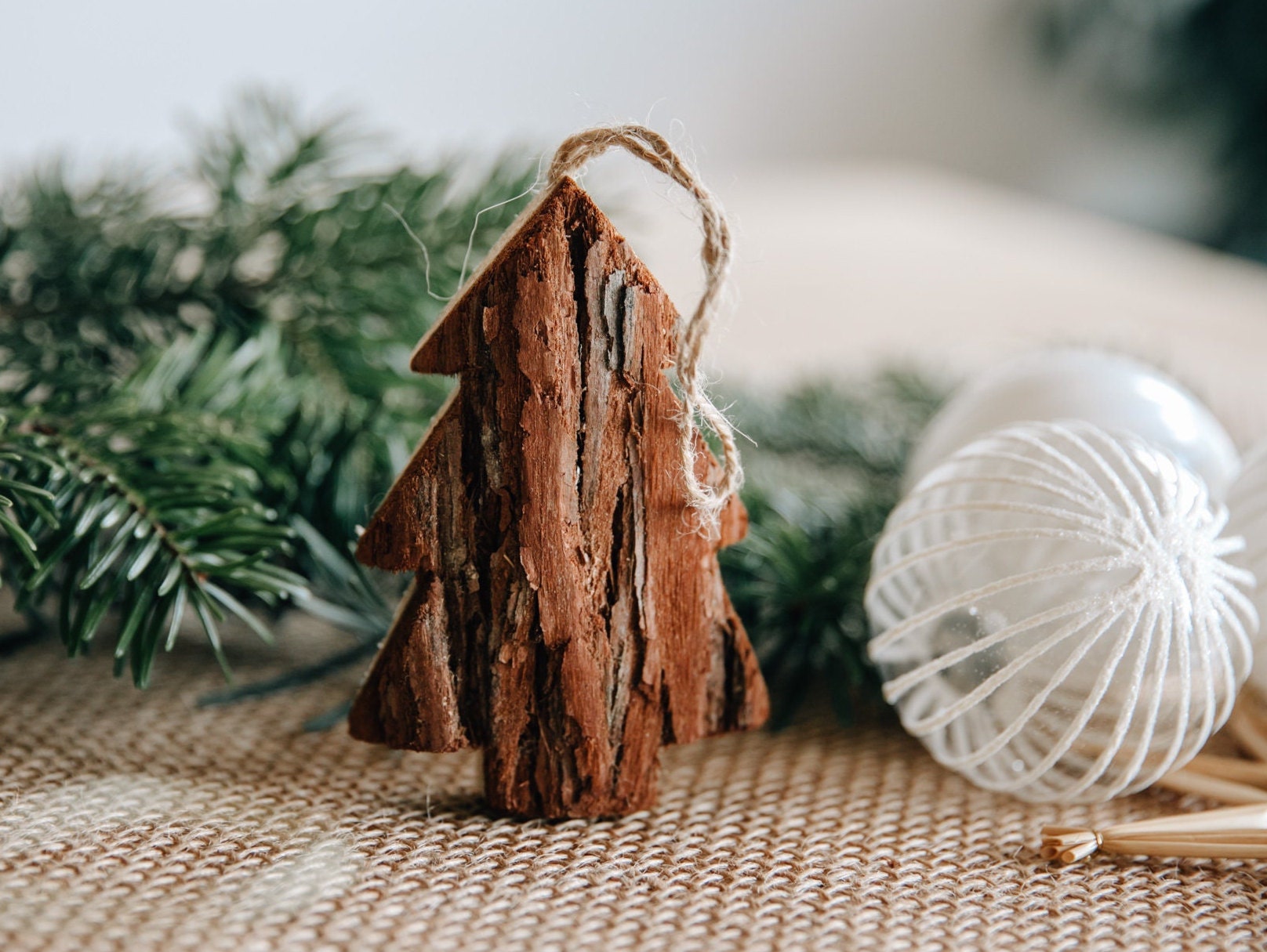 Weihnachtsanhänger mit Rinde / Christbaumanhänger "Tannenbaum" oder "Stern"