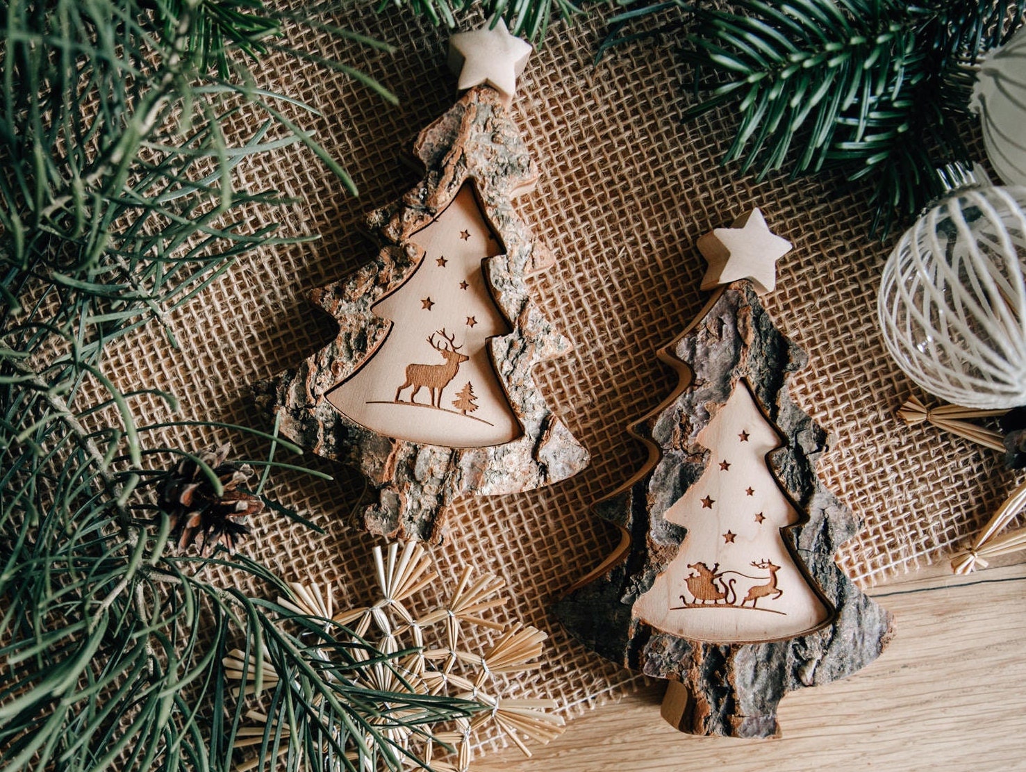 Weihnachtsbaum aus Holz mit Motiv Schlittenfahrt oder Hirsch / Winterdekoration Tischdeko