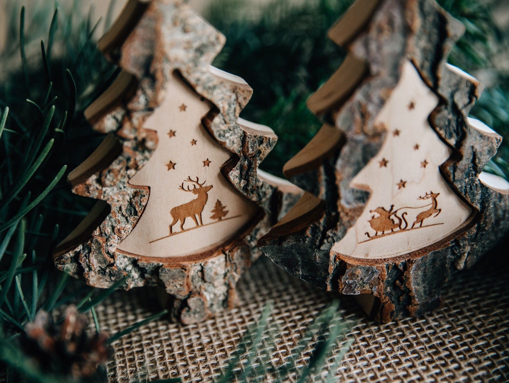 Weihnachtsbaum aus Holz mit Motiv Schlittenfahrt oder Hirsch / Winterdekoration Tischdeko