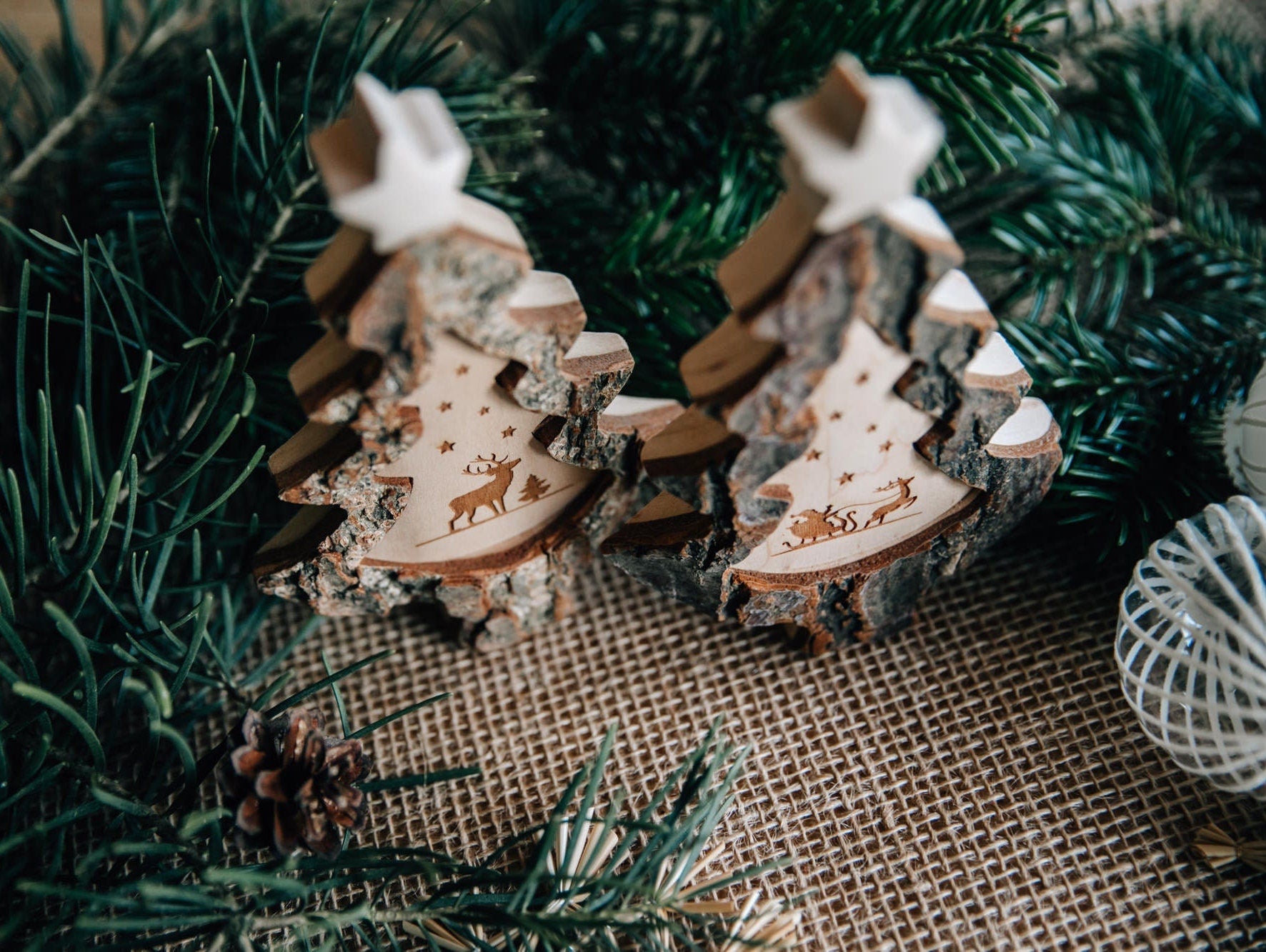 Weihnachtsbaum aus Holz mit Motiv Schlittenfahrt oder Hirsch / Winterdekoration Tischdeko