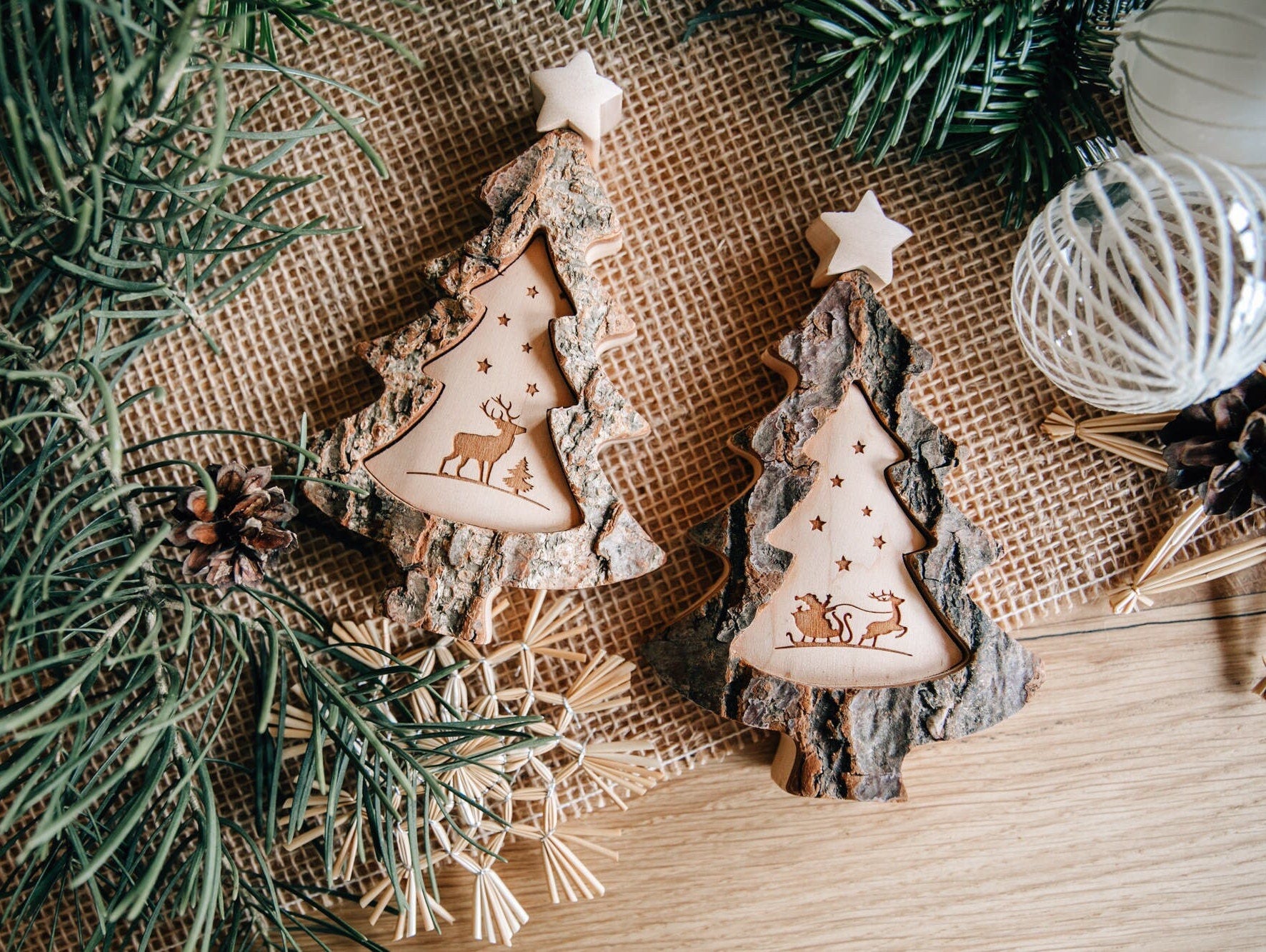 Weihnachtsbaum aus Holz mit Motiv Schlittenfahrt oder Hirsch / Winterdekoration Tischdeko