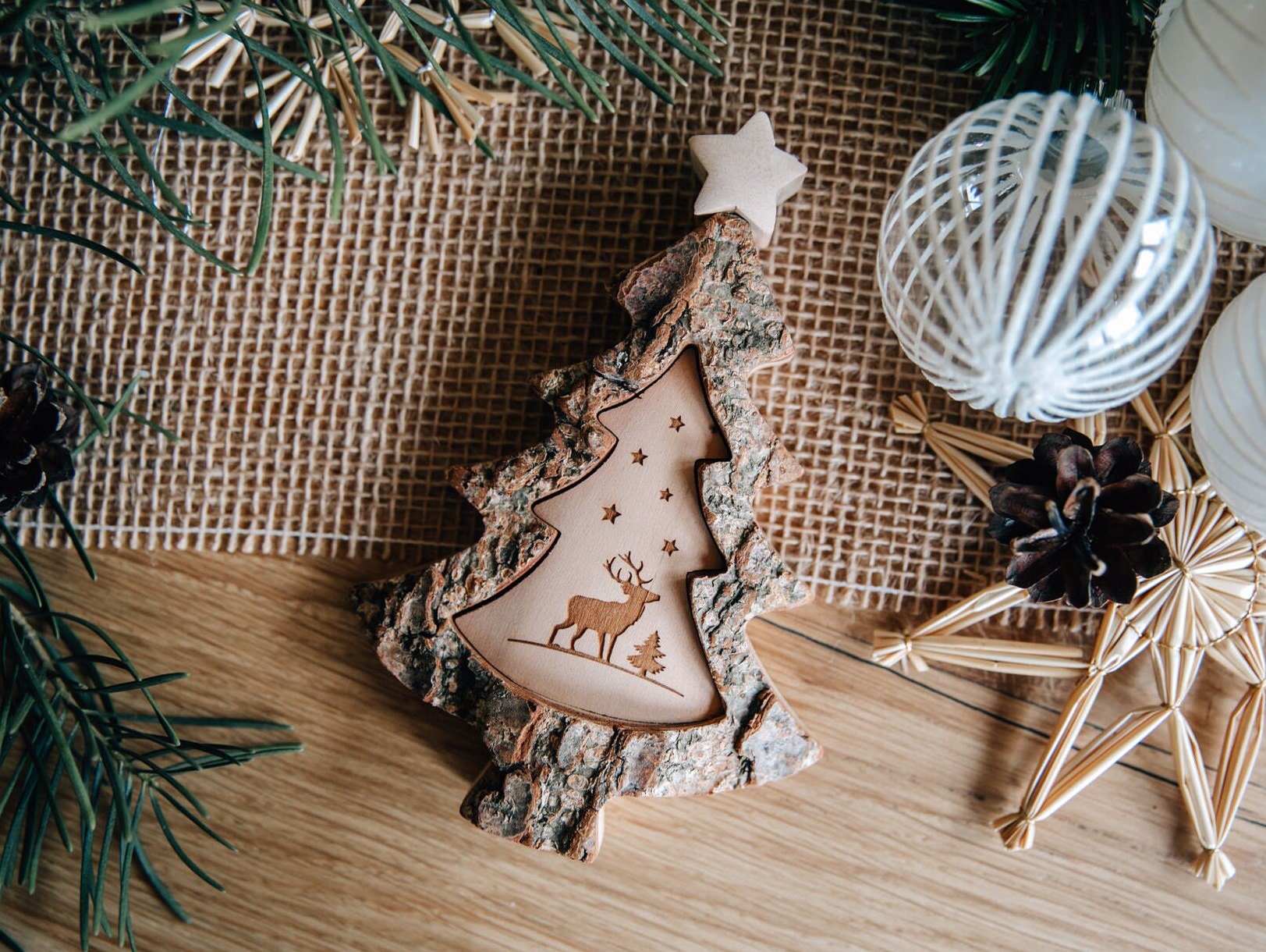 Weihnachtsbaum aus Holz mit Motiv Schlittenfahrt oder Hirsch / Winterdekoration Tischdeko