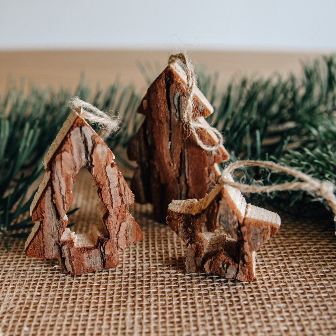 Weihnachtsanhänger mit Rinde / Christbaumanhänger "Tannenbaum" oder "Stern"