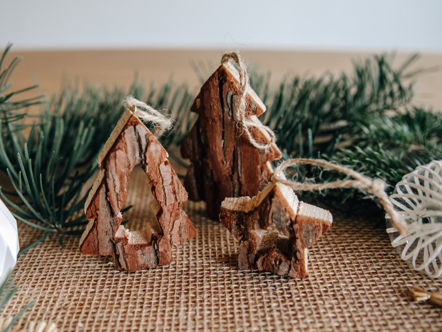 Weihnachtsanhänger mit Rinde / Christbaumanhänger "Tannenbaum" oder "Stern"