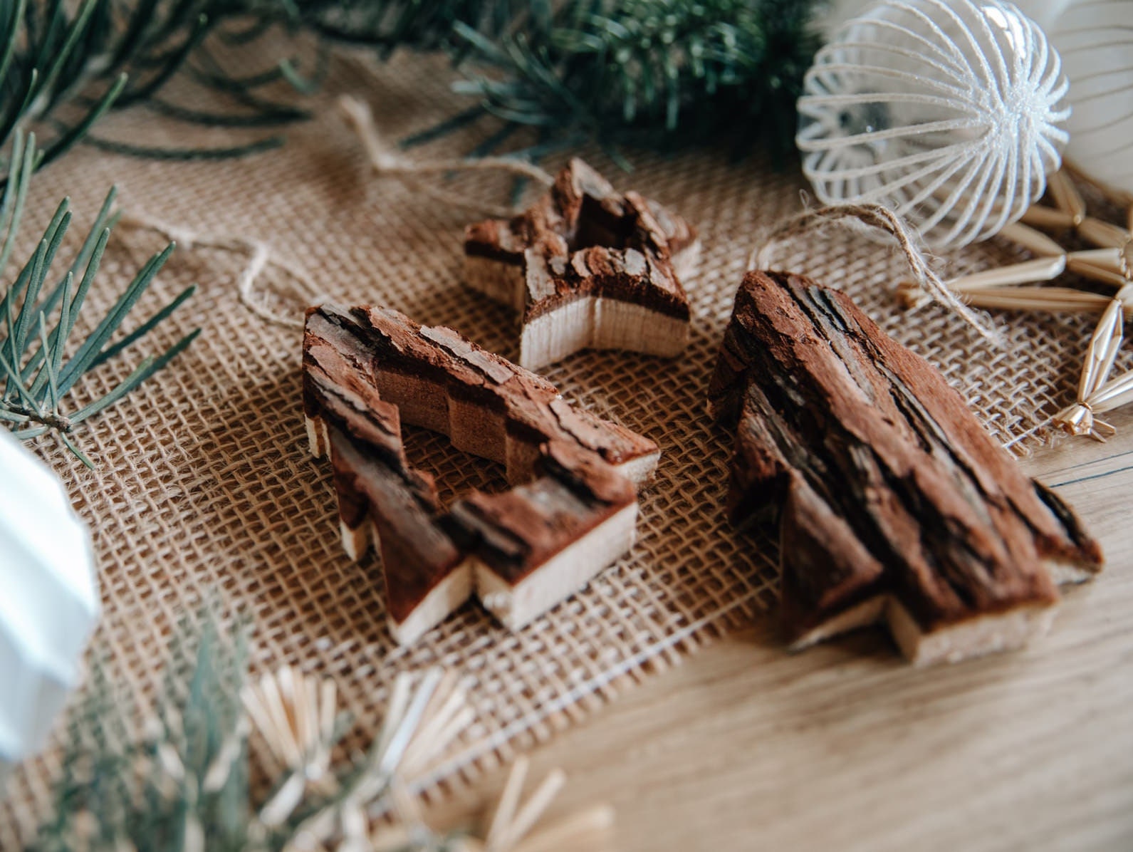 Weihnachtsanhänger mit Rinde / Christbaumanhänger "Tannenbaum" oder "Stern"