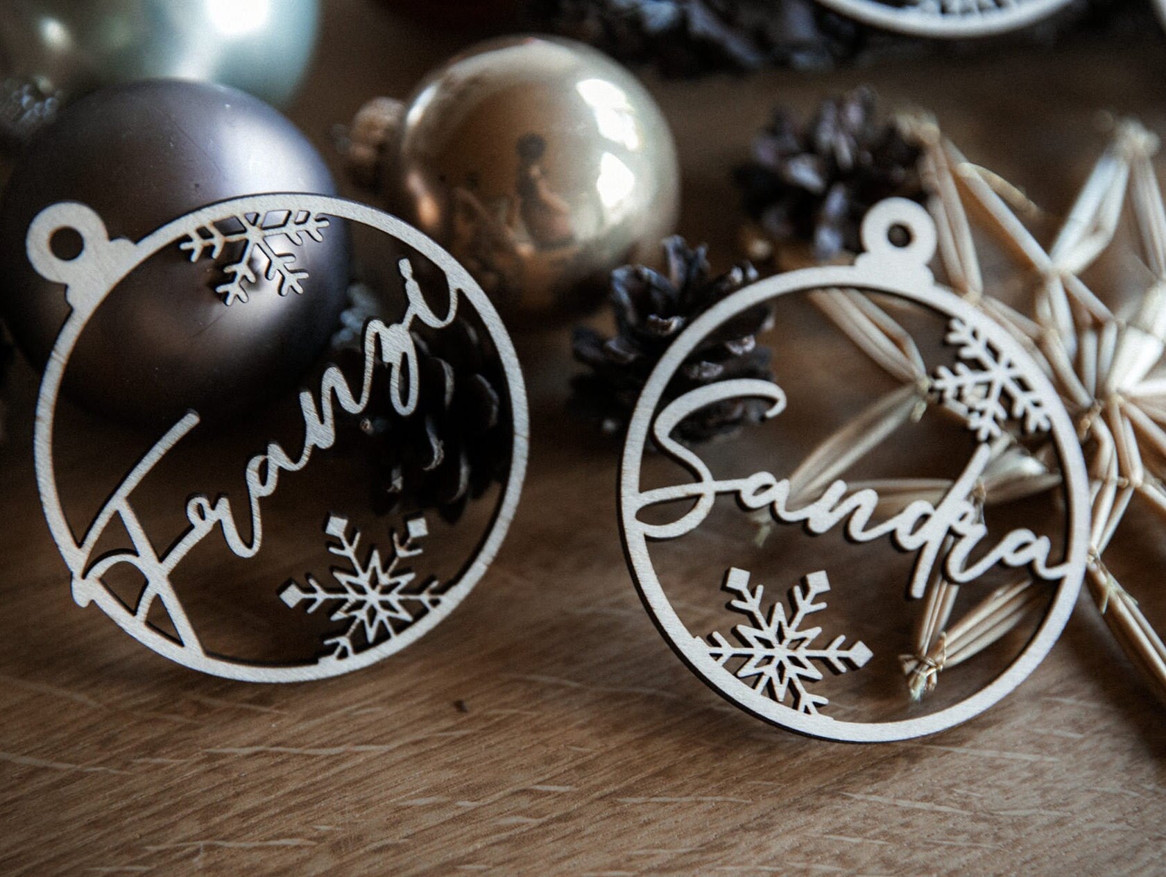 Christbaumkugel mit Namen aus Holz / Personalisierte Weihnachtskugel / Weihnachtsbaumanhänger