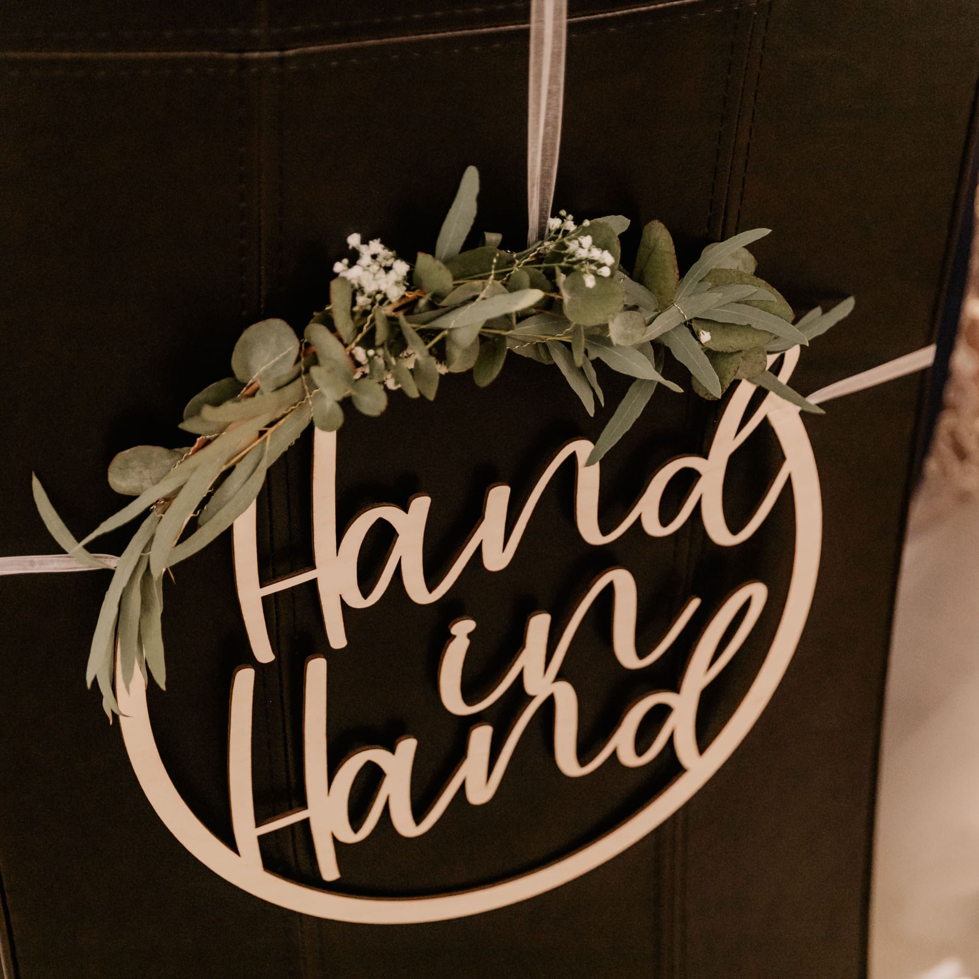 2 Holzschilder für eure Traustühle / Stuhlschild Hochzeit / Hand in Hand ein Leben lang