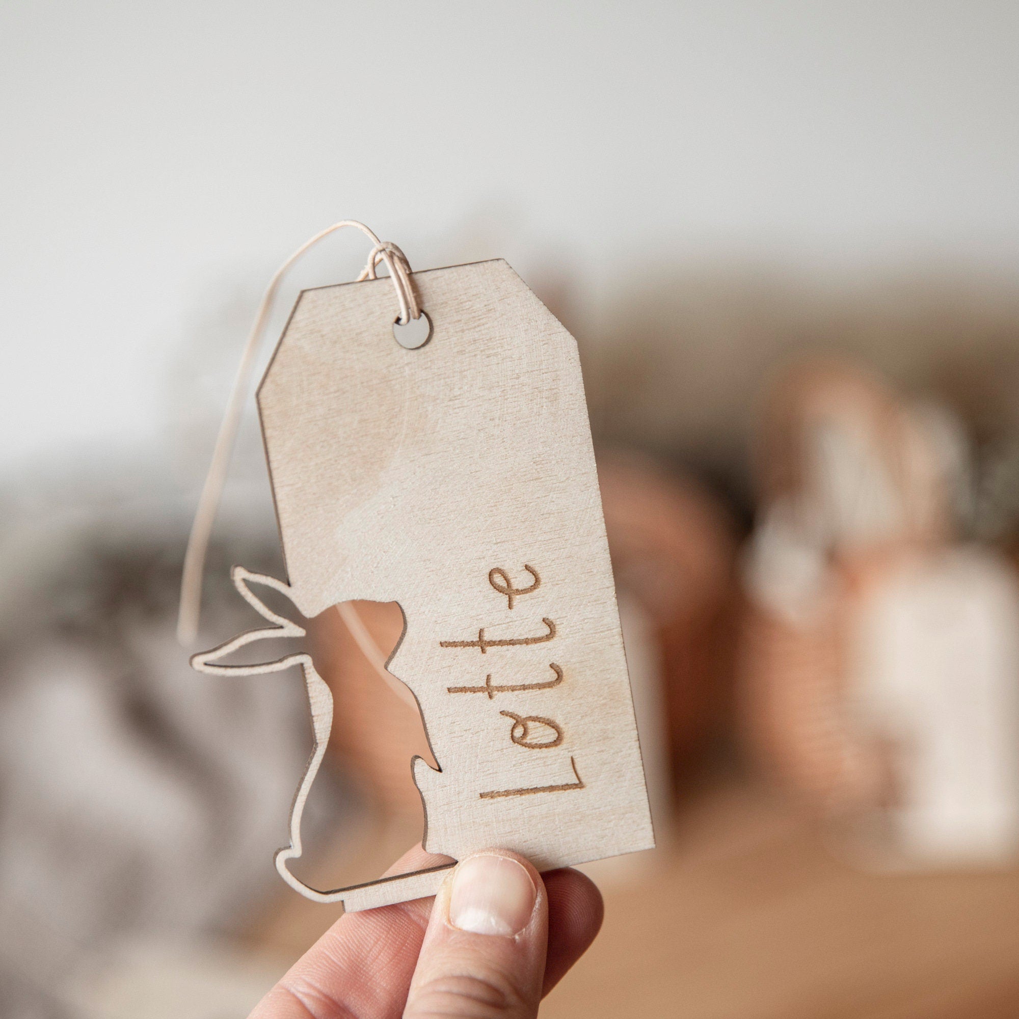 Anhänger Hangtag Ostern mit Gravur und Osterhase / Osterkörbchen personalisiert / Geschenkanhänger Holz / Namensschild Hase mit Holzperlen