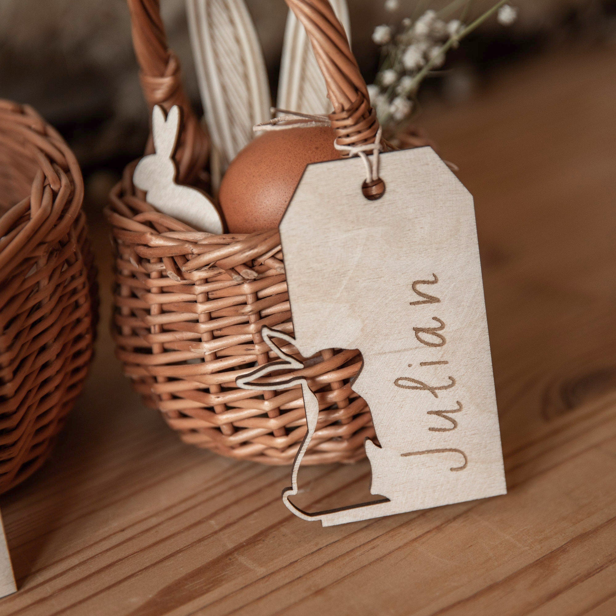 Anhänger Hangtag Ostern mit Gravur und Osterhase / Osterkörbchen personalisiert / Geschenkanhänger Holz / Namensschild Hase mit Holzperlen