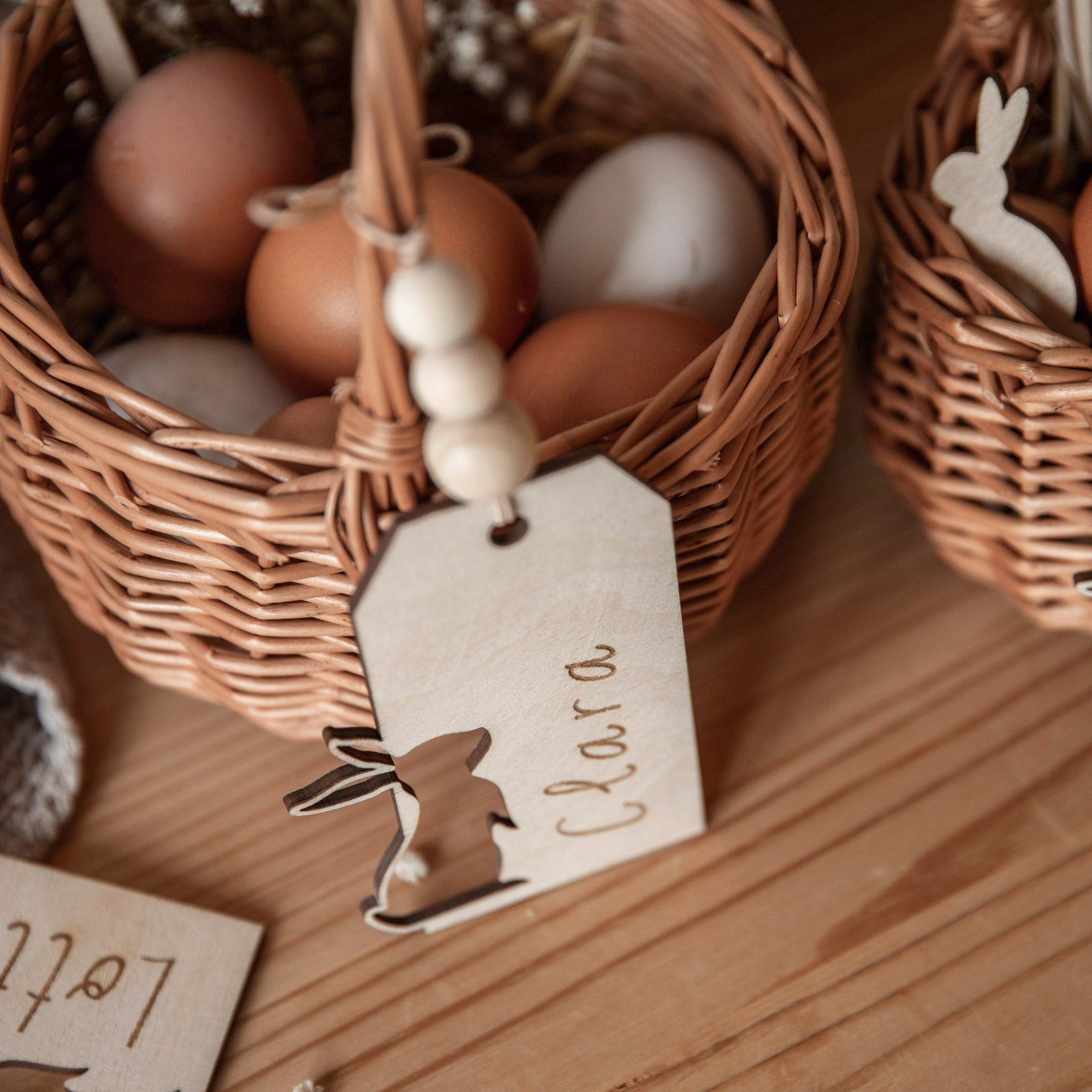 Anhänger Hangtag Ostern mit Gravur und Osterhase / Osterkörbchen personalisiert / Geschenkanhänger Holz / Namensschild Hase mit Holzperlen